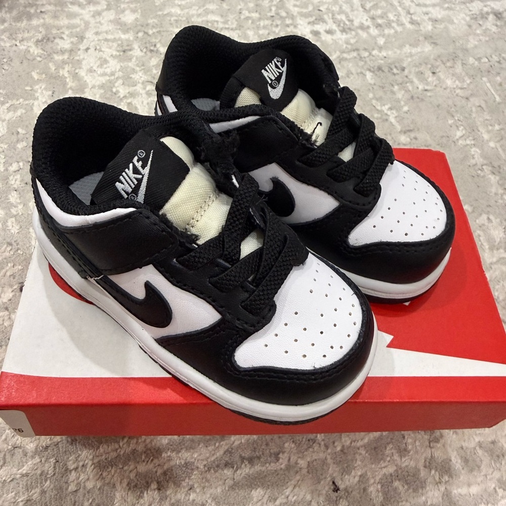 Black and white dunks 5C